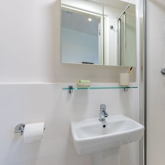 Silver En Suite - Image 7